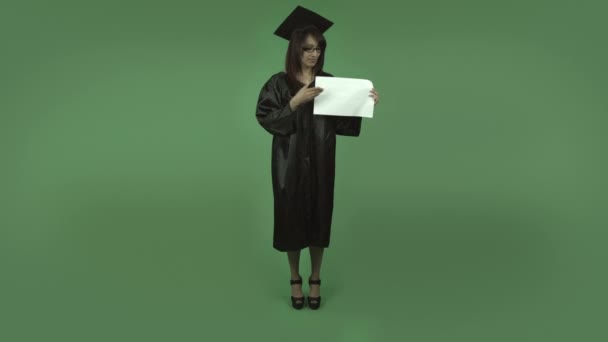 Étudiant diplômé avec panneau vierge — Video