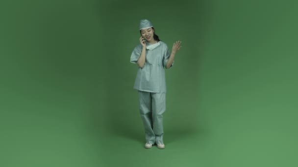Kirurg taler på mobiltelefon – Stock-video