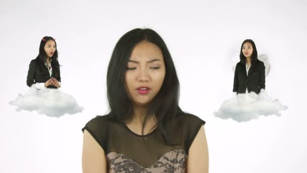 Азиатка выбирает зло — стоковое видео