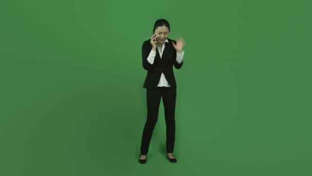 Asian businesswoman talking cell phone — Stock Video