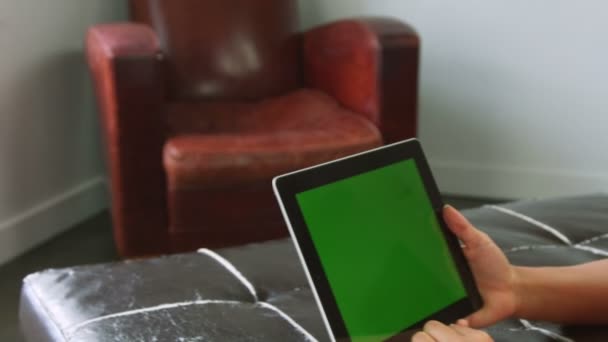 Femme utilisant une tablette à écran tactile 