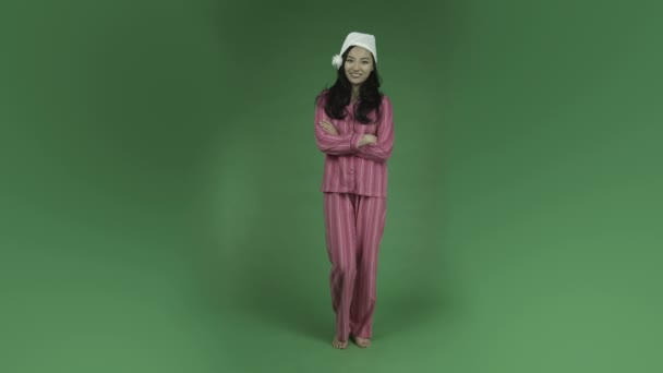 Mujer asiática en pijama — Vídeo de stock
