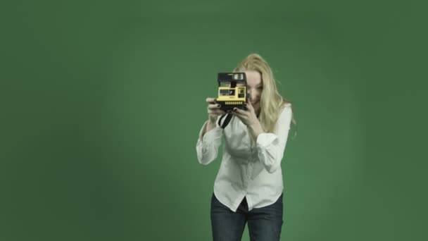 Mujer tomando fotografía en cámara polaroid — Vídeo de stock