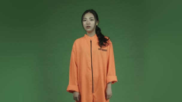 Young asian woman prisoner — Stock Video