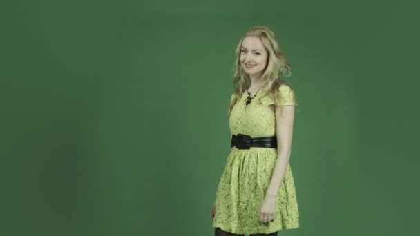 Mujer en vestido amarillo sonriendo — Vídeos de Stock