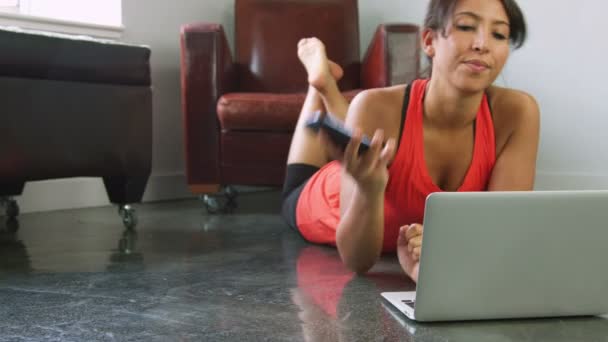 Mujer usando ordenador portátil — Vídeo de stock