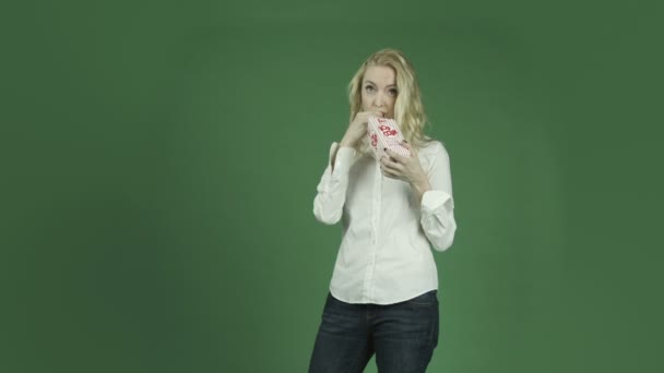 Жінка їдять попкорн — стокове відео