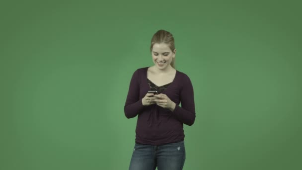 Девушка отправляет текстовые сообщения — стоковое видео