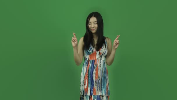 Menina de vestido com os dedos cruzados — Vídeo de Stock