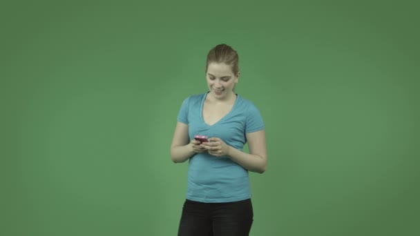 カジュアルな女の子は、sms を送る — ストック動画