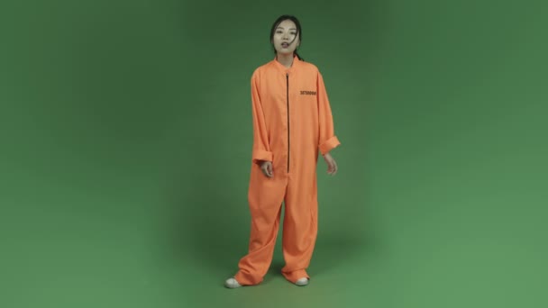 Woman prisoner in anger waiting — Stock Video