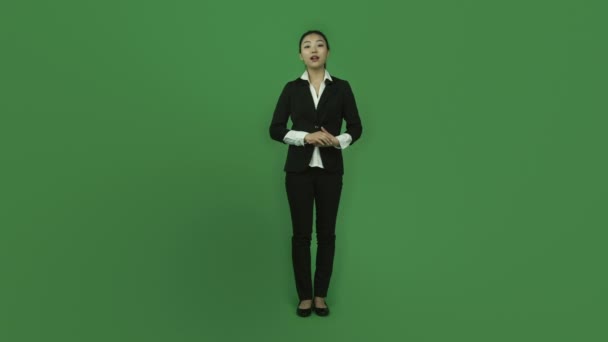 Aziatische zakenvrouw presenteren — Stockvideo
