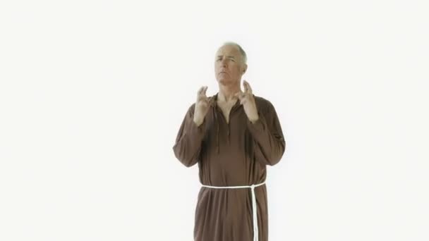 Monnik met vingers gekruist — Stockvideo