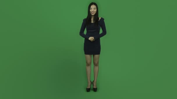 Chica asiática en vestido de noche — Vídeos de Stock