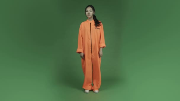 Asian woman prisoner — Stock Video