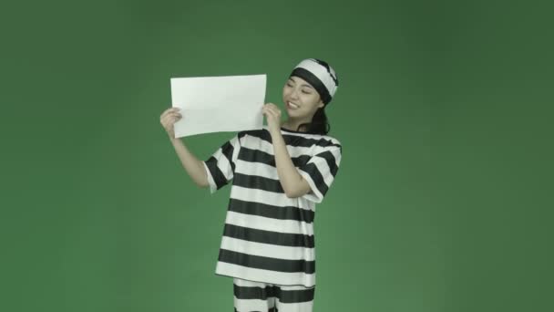 Prisoner smiling with blank sign — Stock Video