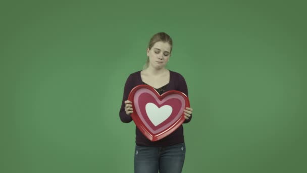 Chica casual triste con amor de corazón — Vídeo de stock