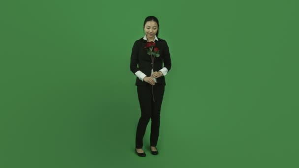 Gelukkige vrouw met roos — Stockvideo