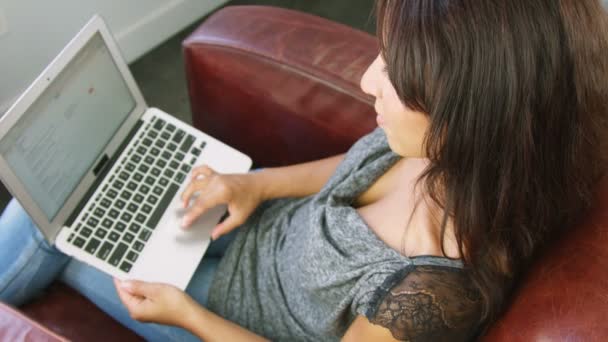 Mujer usando ordenador portátil — Vídeo de stock