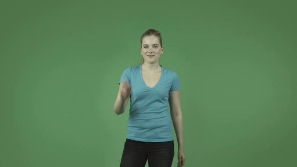 Дівчина з перехрещеними пальцями — стокове відео