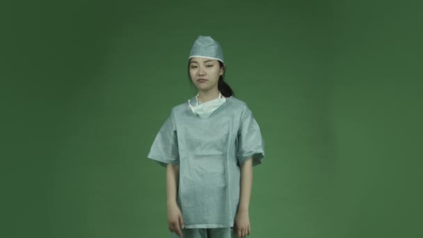 Surgeon with call me hand gesture — Stock Video