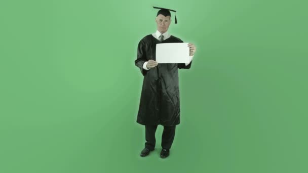 Hombre graduado con signo en blanco — Vídeo de stock