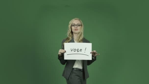 Affärskvinna med val omröstningen tecken — Stockvideo