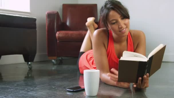 Libro de lectura árabe mujer — Vídeo de stock