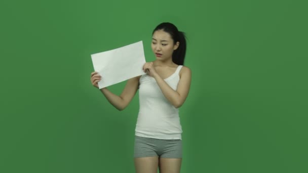 Menina desportiva com sinal em branco — Vídeo de Stock