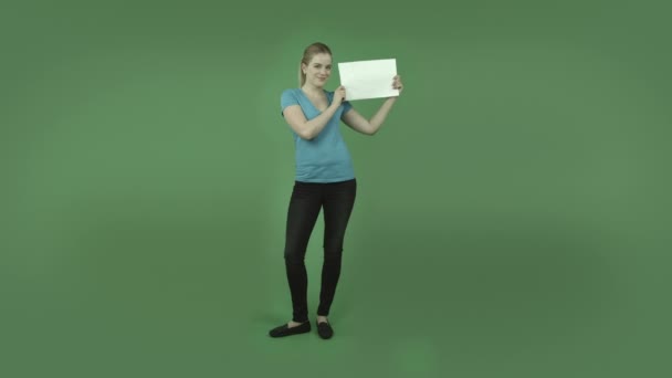 Chica feliz con signo en blanco — Vídeos de Stock