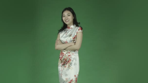中国の伝統衣装を着た女性は — ストック動画