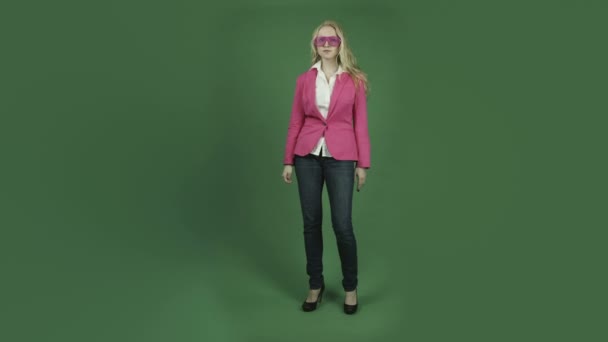 Donna in giacca rosa è sconvolto — Video Stock