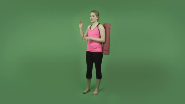 Sporty girl talking and pointing — Stock Video