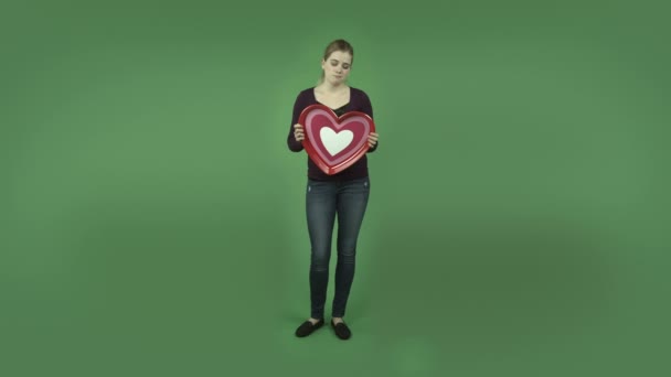 Випадкова дівчина сумно з серцем кохання — стокове відео