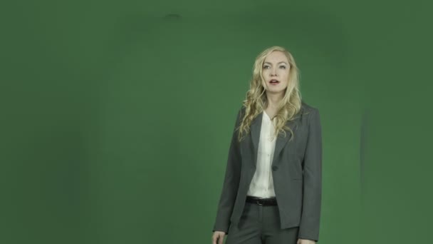 Geschäftsfrau kratzt sich am Kopf — Stockvideo