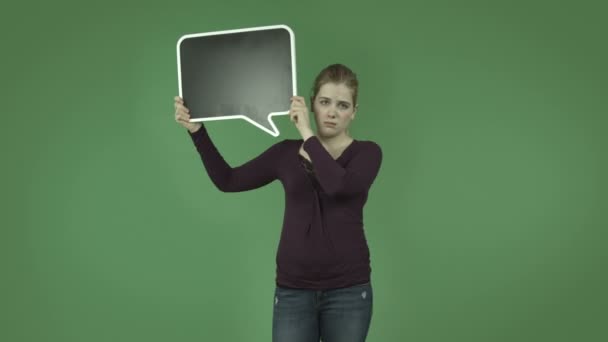 Kız boş kabarcık işareti ile hüzünlü — Stok video