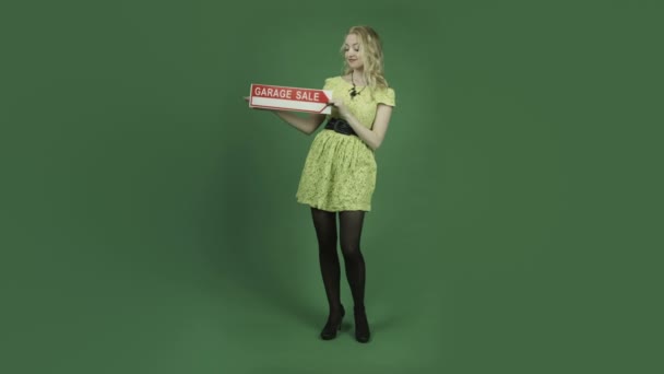 英文ガレージ セール ポスターを保持している女性 — ストック動画