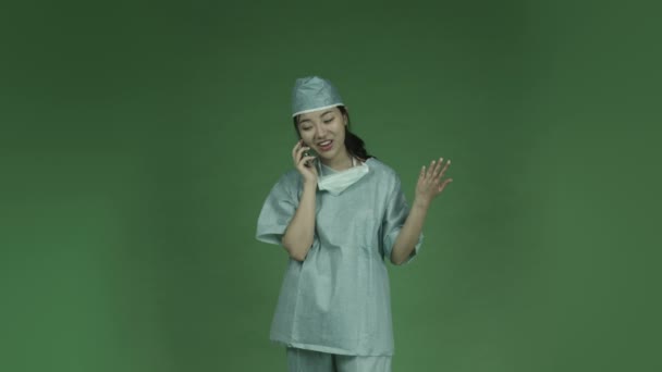 Asian  woman doctor surgeon  talking phone — Stock Video