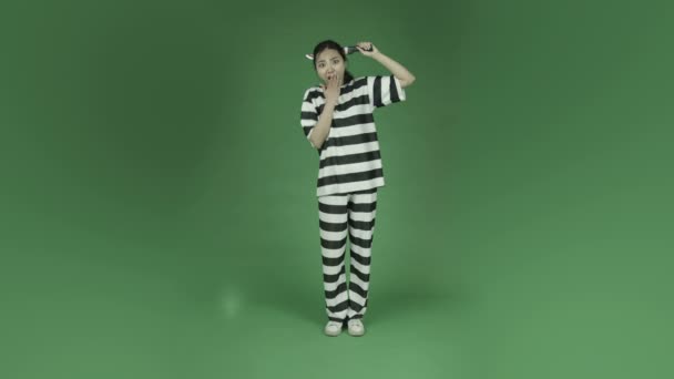 Więzień humorystyczny goofing z nożem w głowę — Wideo stockowe