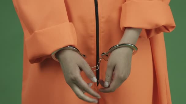 Prisonnier menotté 