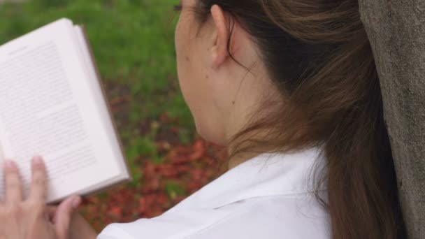 Female in relaxing the park — Stock Video