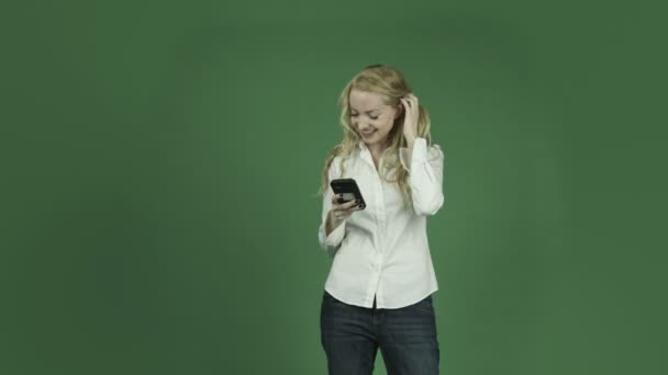 휴대 전화에 여자 texting 이메일 — 비디오
