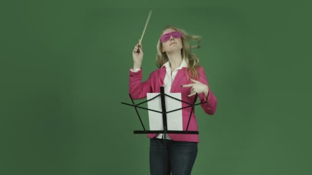 Caucasian woman   music conductor — Stock Video