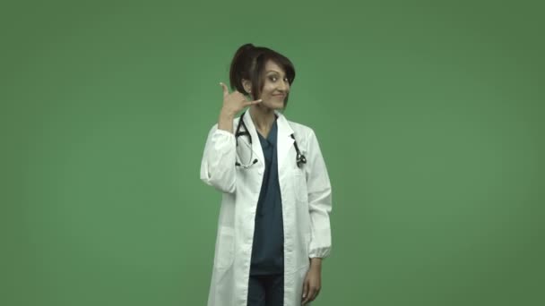 Indien femme médecin avec appelez-moi signe — Video