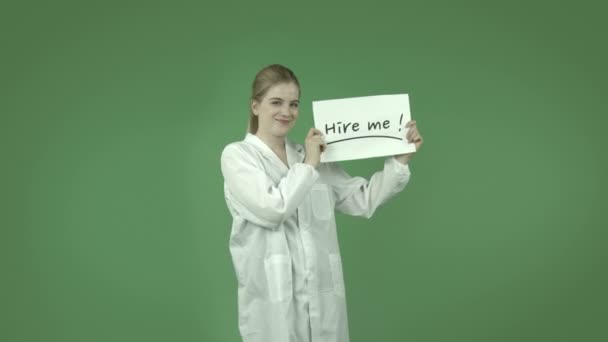 Meisje in lab jas met huren mij teken — Stockvideo
