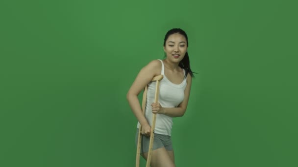 Sporty girl with crutch injured — Stock Video