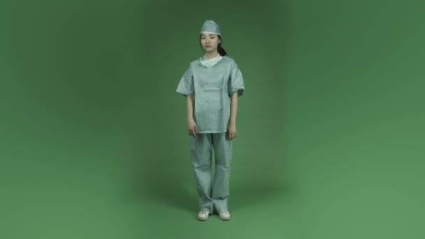 Chirurg met Bel me handgebaar — Stockvideo