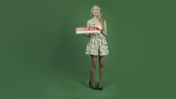 英文ガレージ セール ポスターを持つ女性 — ストック動画