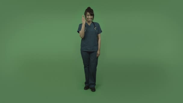 Parmak çarpı işareti ile kadın doktor — Stok video
