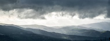 Bulutların altındaki dağların güzel manzarası